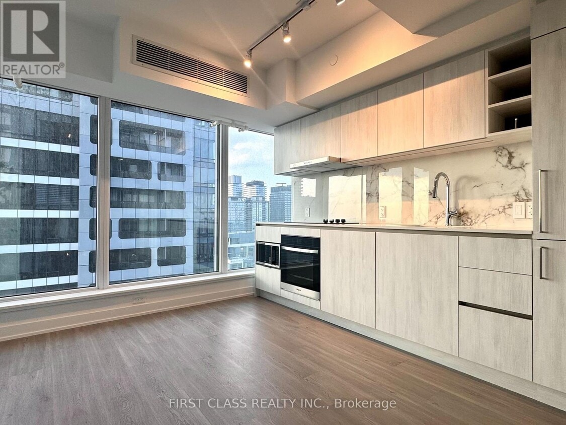 Photo principale - 8-5008 Wellesley St W