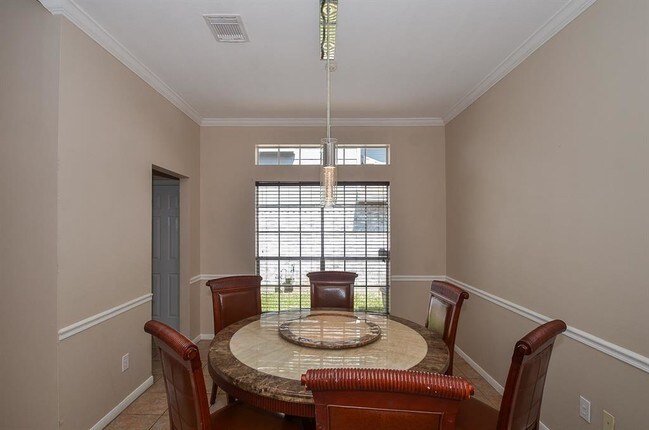 Foto del edificio - 6327 Drake Elm Dr