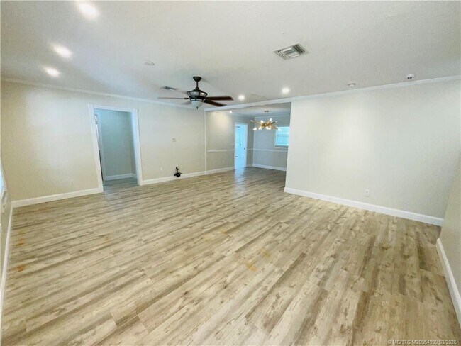 Foto del edificio - 2061 NE Hoya Calle