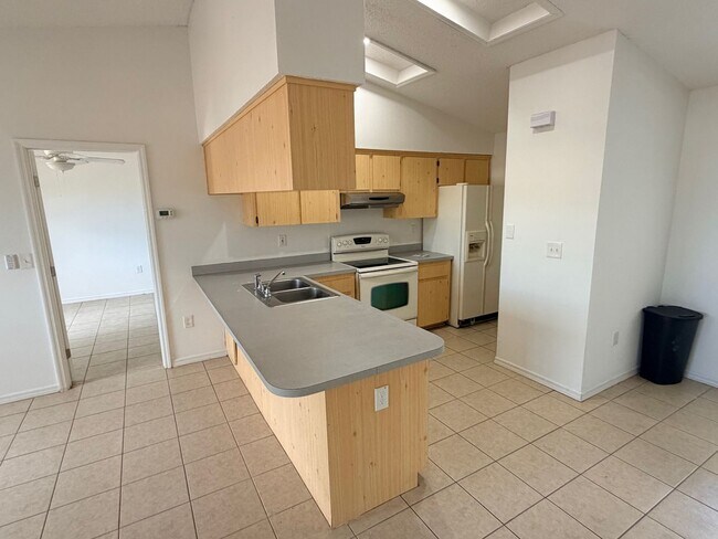 Foto del edificio - READY TO MOVE INTO 3/2/2 WITH IDEAL LOCATION!!!!