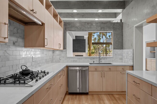 Building Photo - 1520 S Beverly Glen Blvd