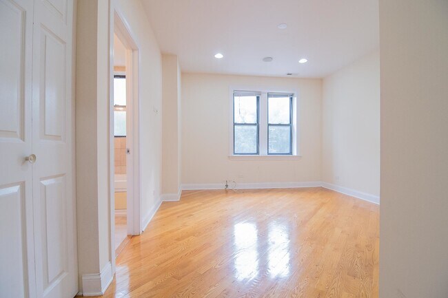 Building Photo - 2034 W Arthur Ave