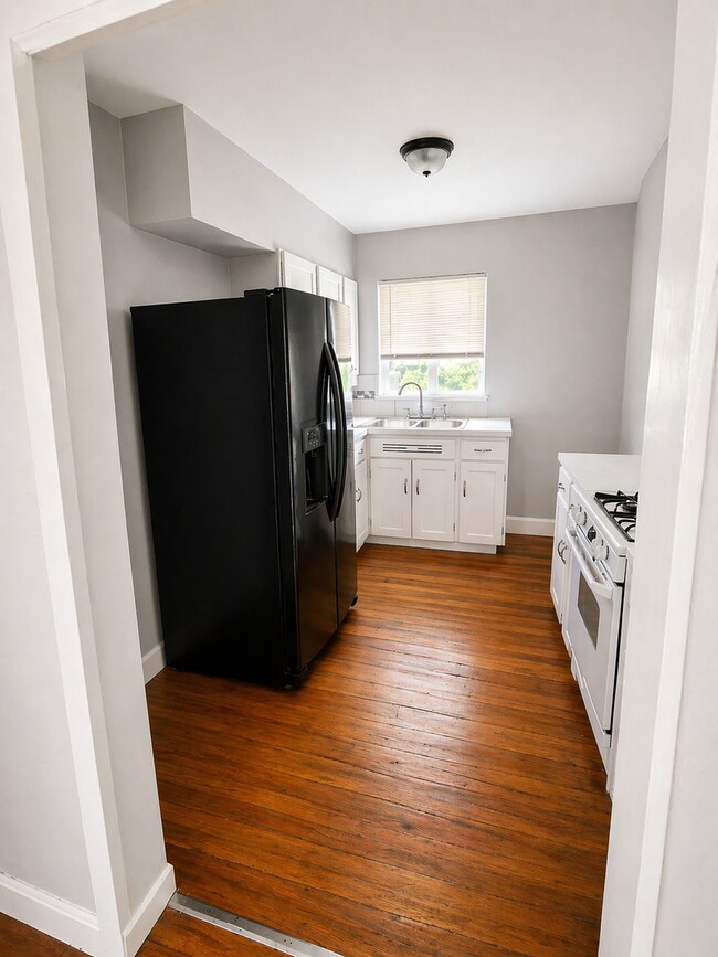 Foto del edificio - BRIGHT AND SPACIOUS 2-BEDROOM NEAR ST. MARY'S UNIVERSITY AND WOODLAWN LAKE