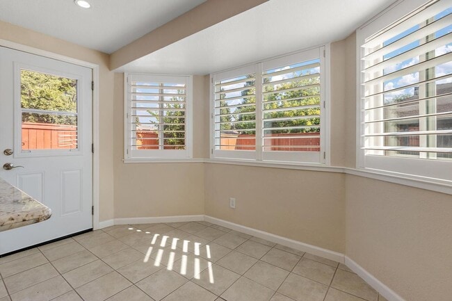 Foto del edificio - COMING SOON!!! Beautiful 2 story 3 Bedroom...