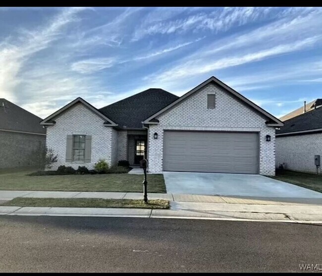 Foto del edificio - Beautiful 3 Bed 2 Bath Available this Fall!