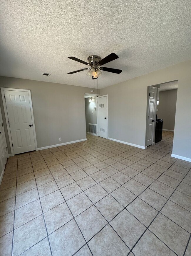 Foto del edificio - 3 Bed / 1.5 Bath with Bonus Room in BAY - ...