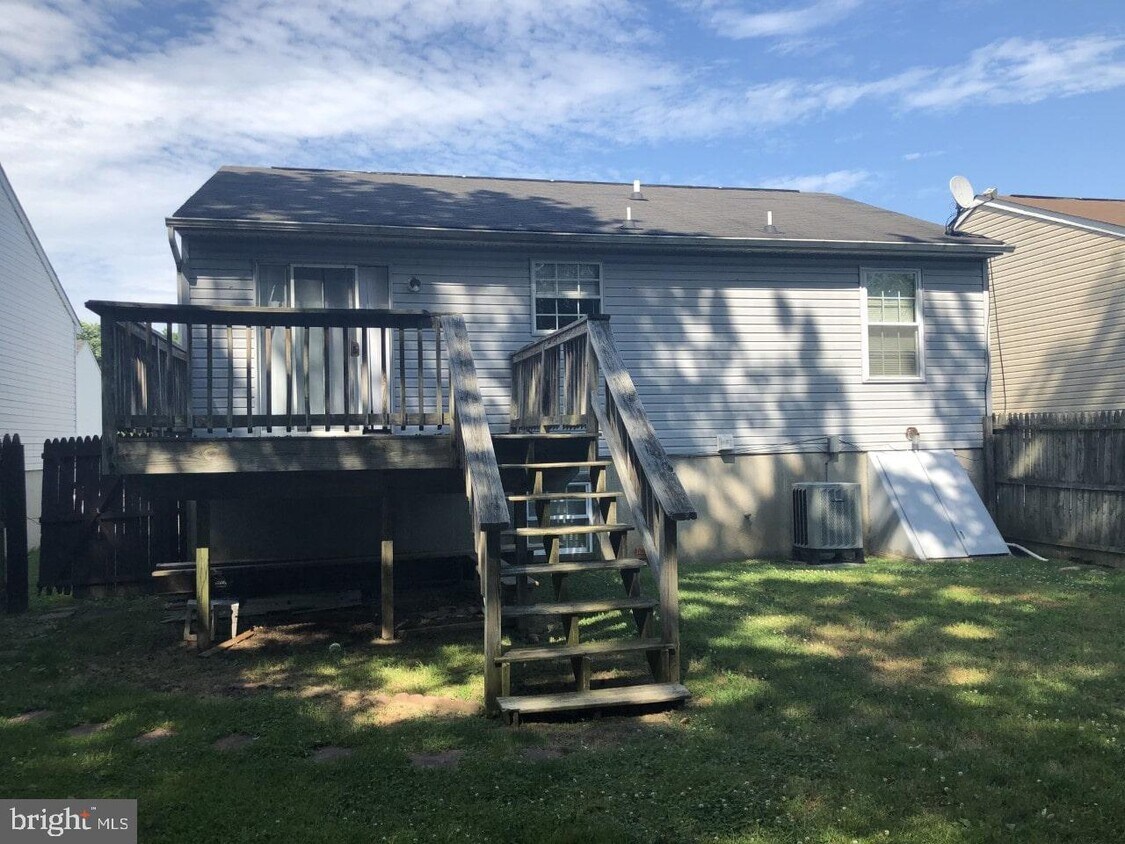 Primary Photo - 604 Shelter Cove St
