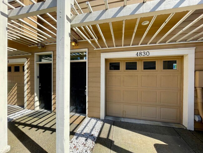 Building Photo - Spacious 2 Bed 2.5 Bath + Bonus Room Townh...