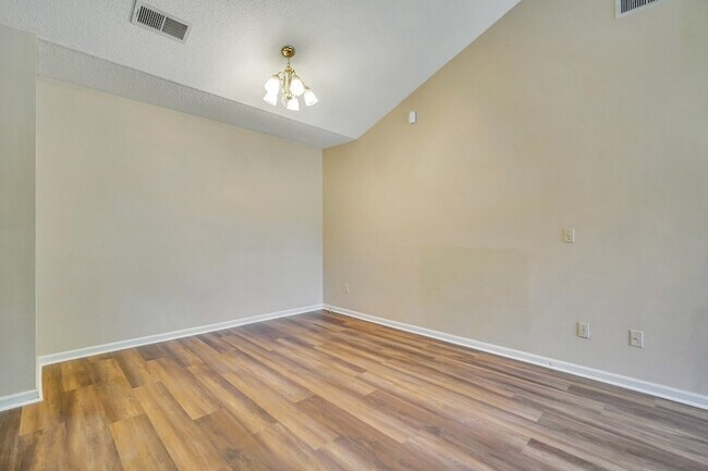 Foto del edificio - 1501 Woodcrest Cir
