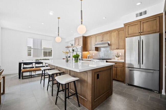 Foto del edificio - Stylish Tri-Level Townhome in Prime Newpor...