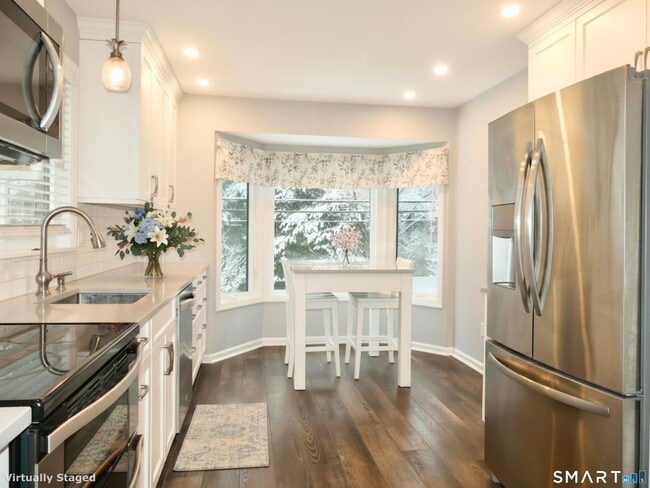 Building Photo - 8 Oakwood Ave