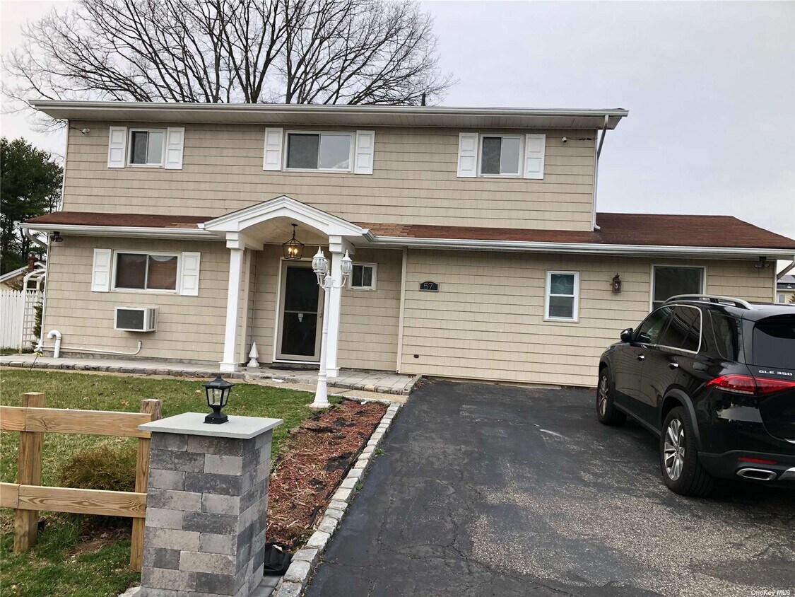 57 Stevenson Pl, Deer Park, NY 11729 Room for Rent in Deer Park, NY