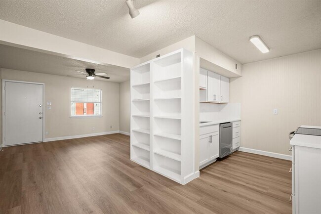 Building Photo - 2408 Longview St