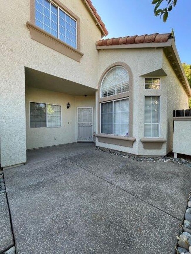 Building Photo - Large Open 4 Bedroom