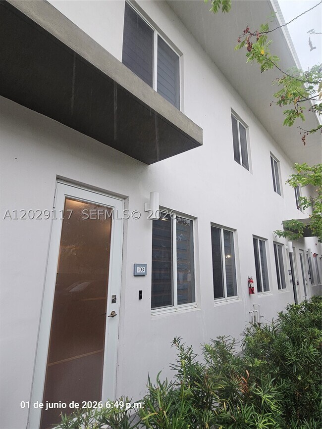 Foto del edificio - 6453 NW 102nd Path