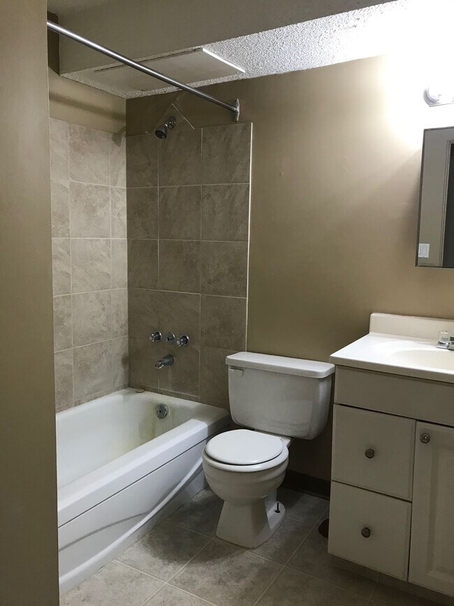 Building Photo - 1 Bed 0 Bath Unit in Red Deer, AB