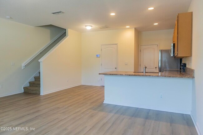 Building Photo - 403 Oasis Ln