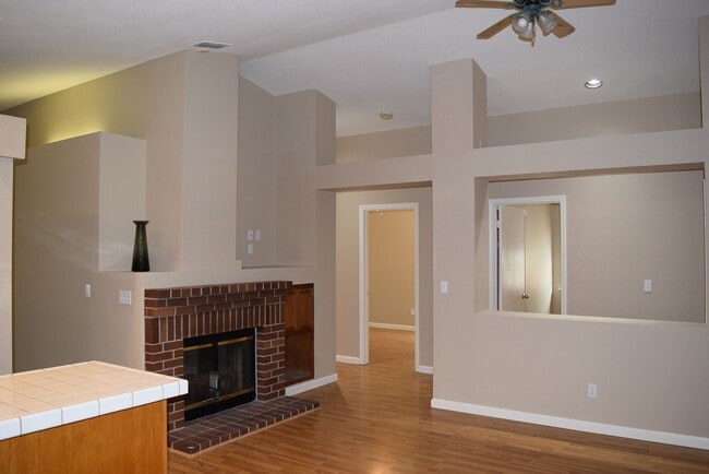 Building Photo - 104 Hibiscus Ct