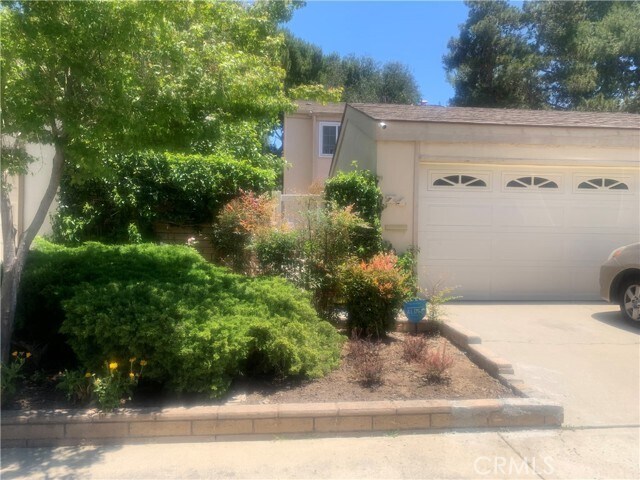 Foto del edificio - 71 Willow Tree Ln