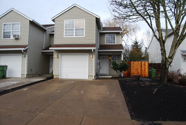 Building Photo - 3 Bedroom 2.5 Bath Town Home Dundee OR