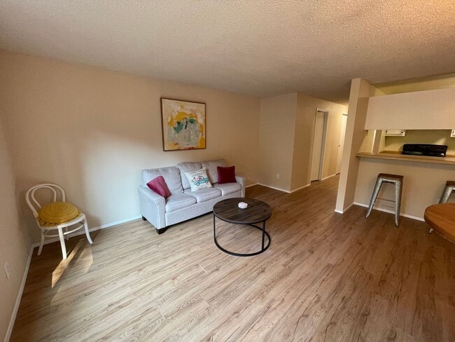 Building Photo - Charming 2 Bedroom Condo in the Heart of T...