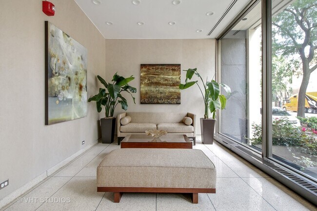 Foto del edificio - 1355 N Sandburg Terrace