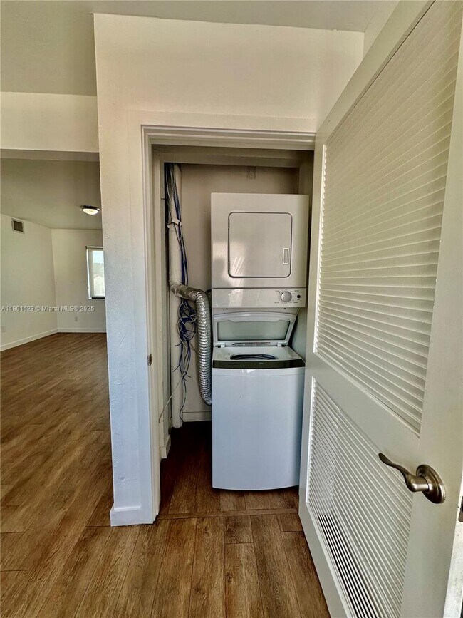 Foto del edificio - 4204 SW 14th St