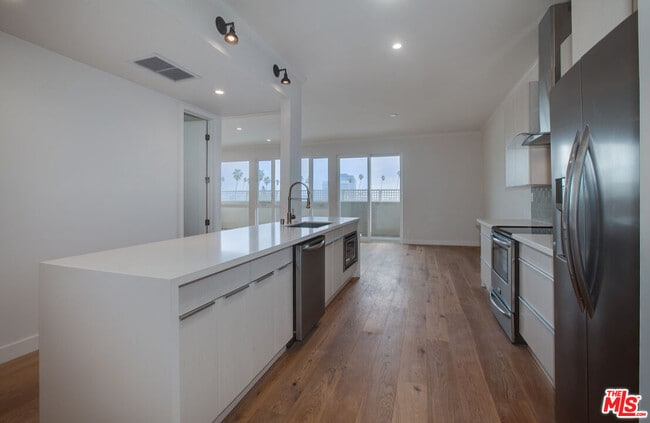 Foto del edificio - 12320 Montana Ave