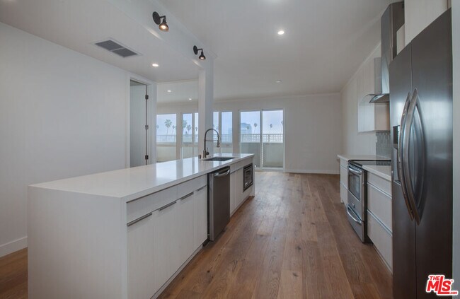 Building Photo - 12320 Montana Ave