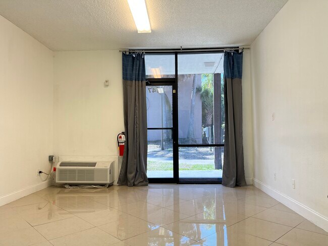 Foto del edificio - 8421 S Orange Blossom Trl