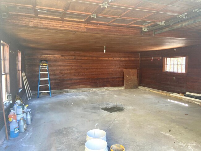 Building Photo - 4 bedroom single family home with two car garage