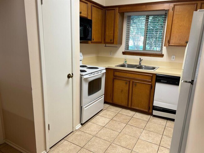 Building Photo - 99 Trummel Ct