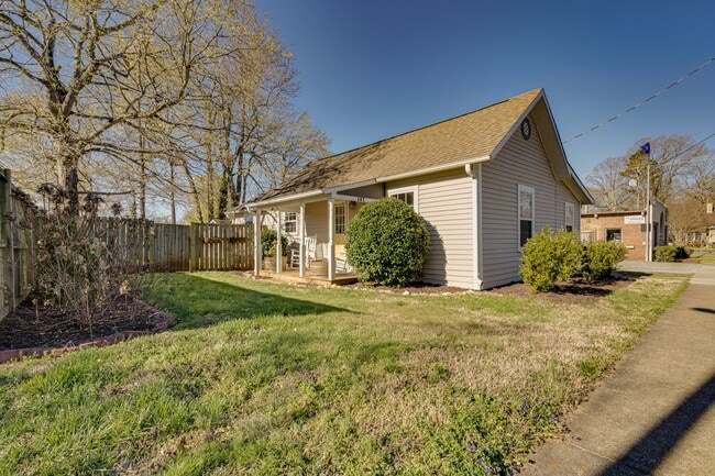 Building Photo - Charming 2 Bedroom 2 Bath Home In The Heart Of Downtown Mebane With Massive Fenced In Yard!!