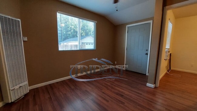 Building Photo - Cozy 2-bedroom 1 bath close to shopping and transportation