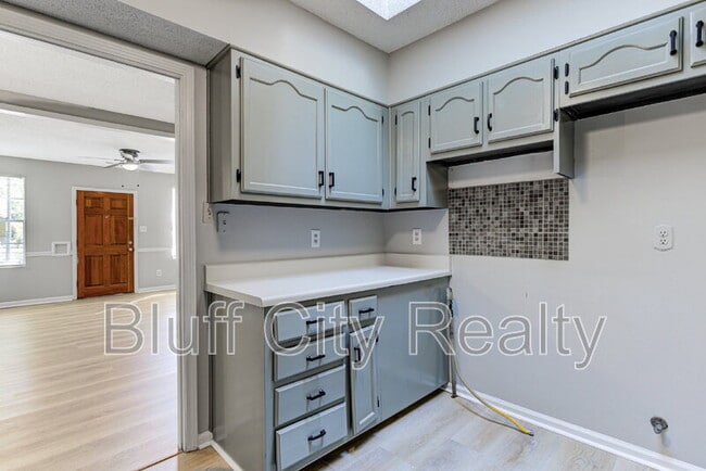 Building Photo - 819 Watson St