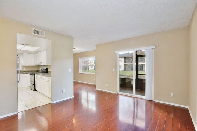 Foto del edificio - Beautiful 2/2 Condo with Full Lawn Care Included Located in Hawthorne Village – Orlando!