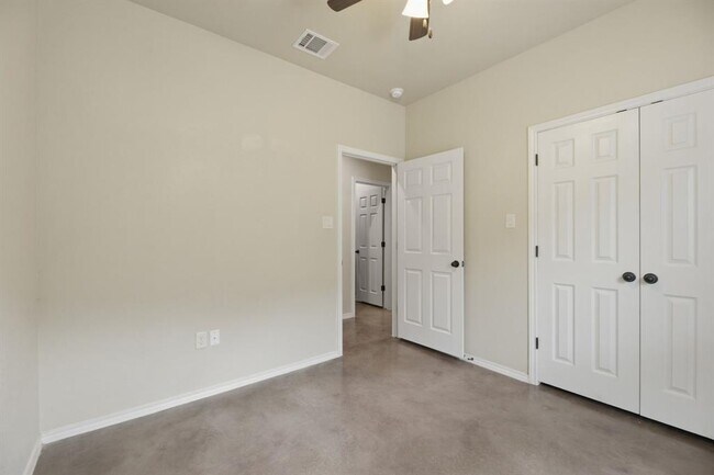 Foto del edificio - 153 Joanne Lp