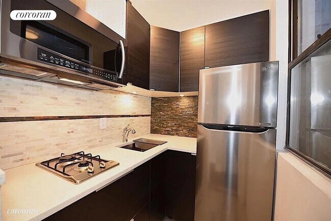 Building Photo - 301 E 95th St