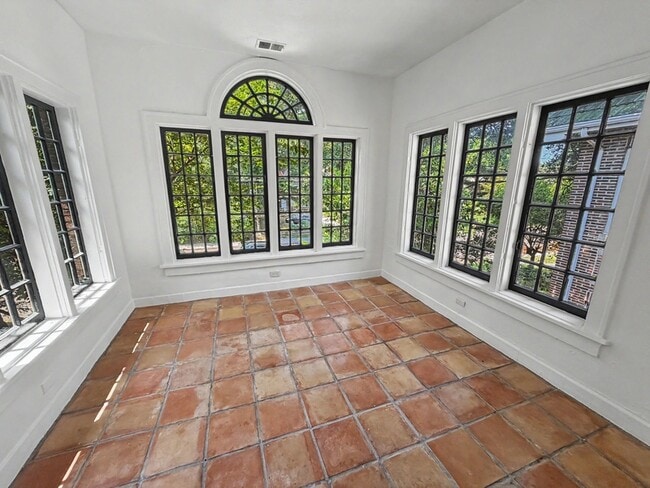 Building Photo - 340 N McLean Blvd