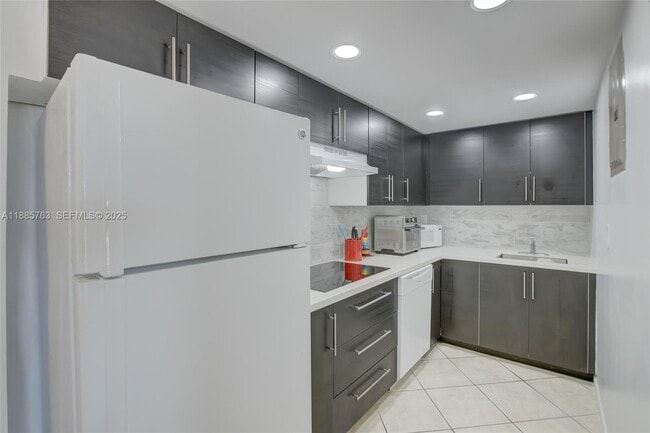 Building Photo - 200 S Birch Rd