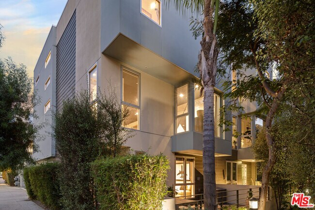 Foto del edificio - 310 Washington Blvd