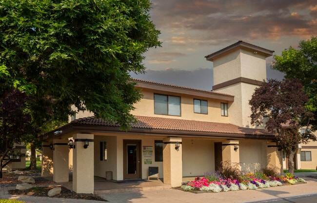 Leasing Office - The Redwood