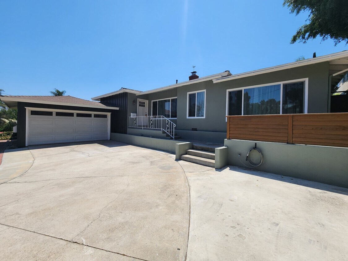 Primary Photo - 4136 E Wilton St