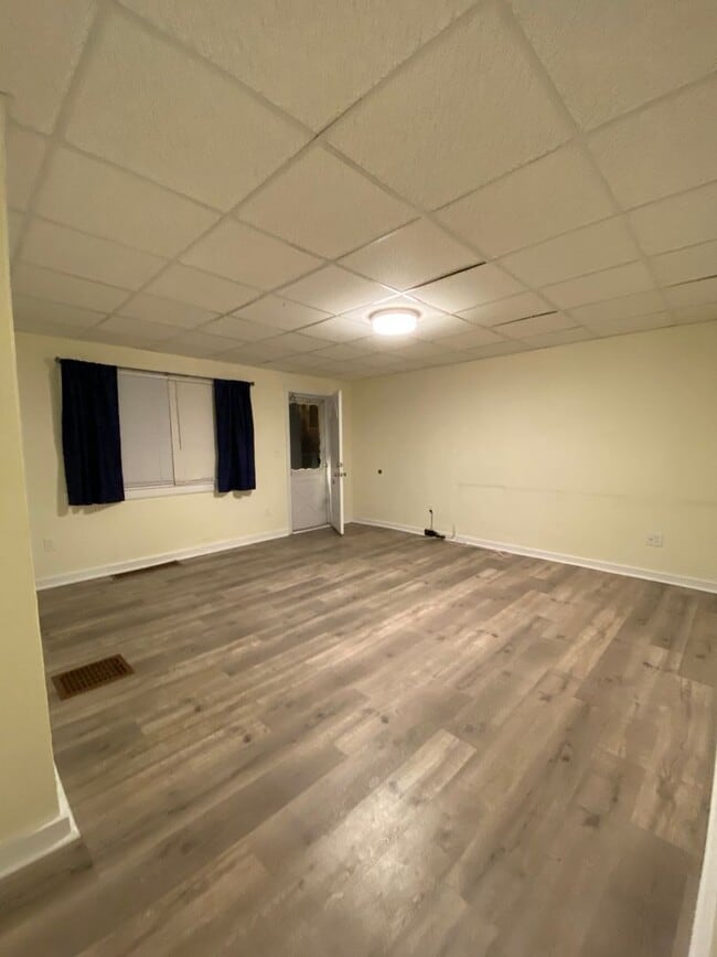 Building Photo - Spacious 2BR House with off street parking!