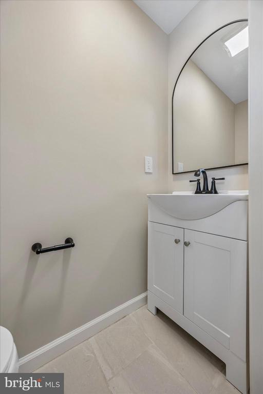 Building Photo - 431 Logan Ave