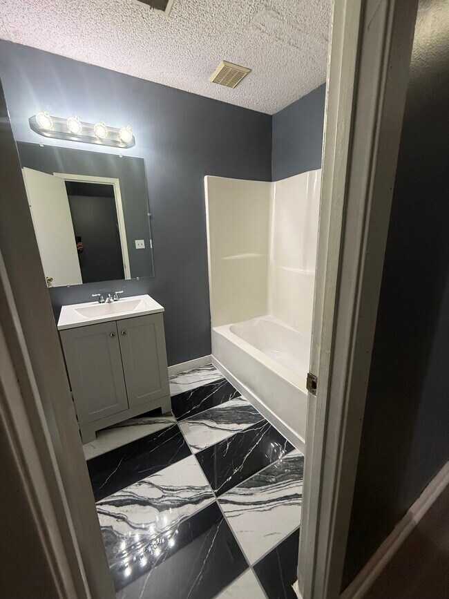 Baño central - 404 W Easy St
