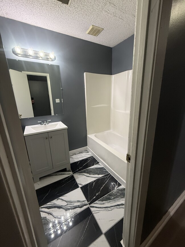Middle Bathroom - 404 W Easy St