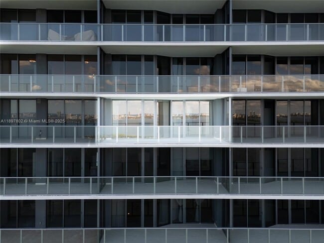 Foto del edificio - 700 NE 24th St