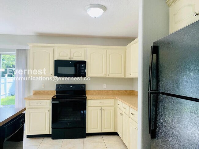 Foto del edificio - Spacious Home with Attached Garage and Central Air | Pet friendly | Available Soon!