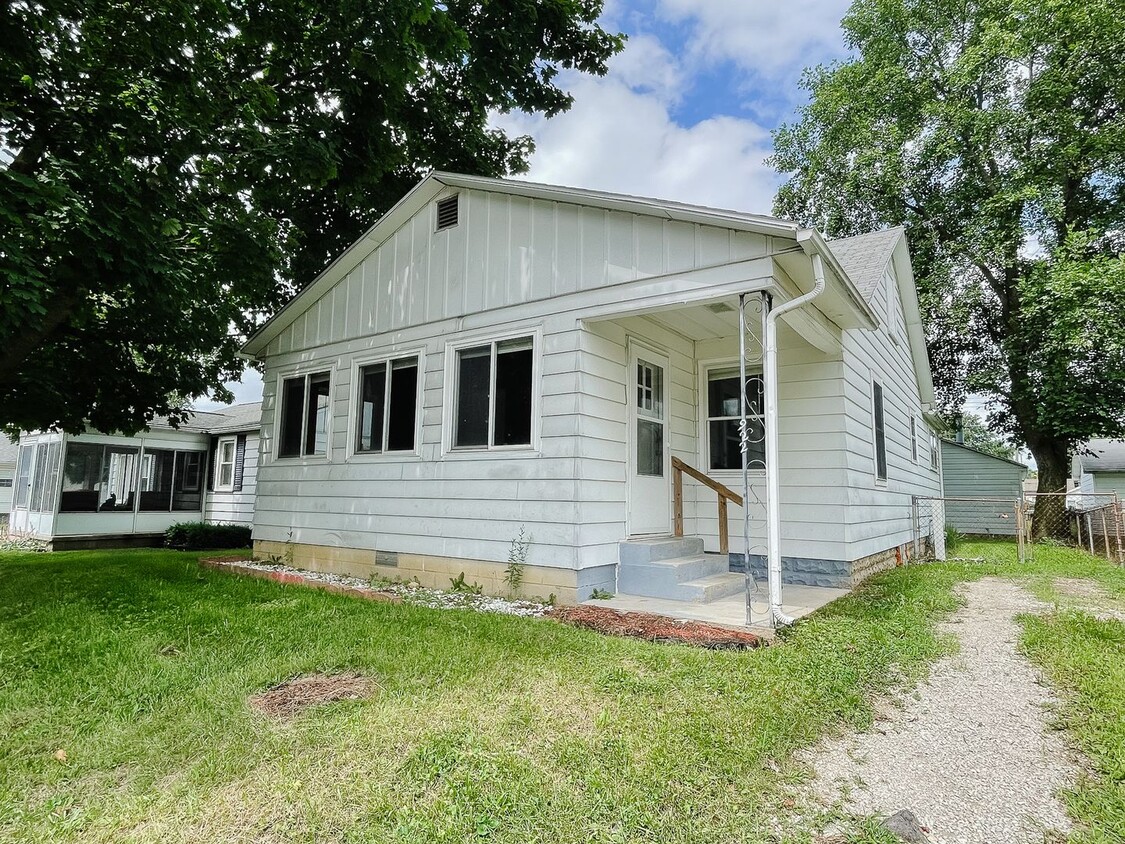 Primary Photo - Garage and Fence